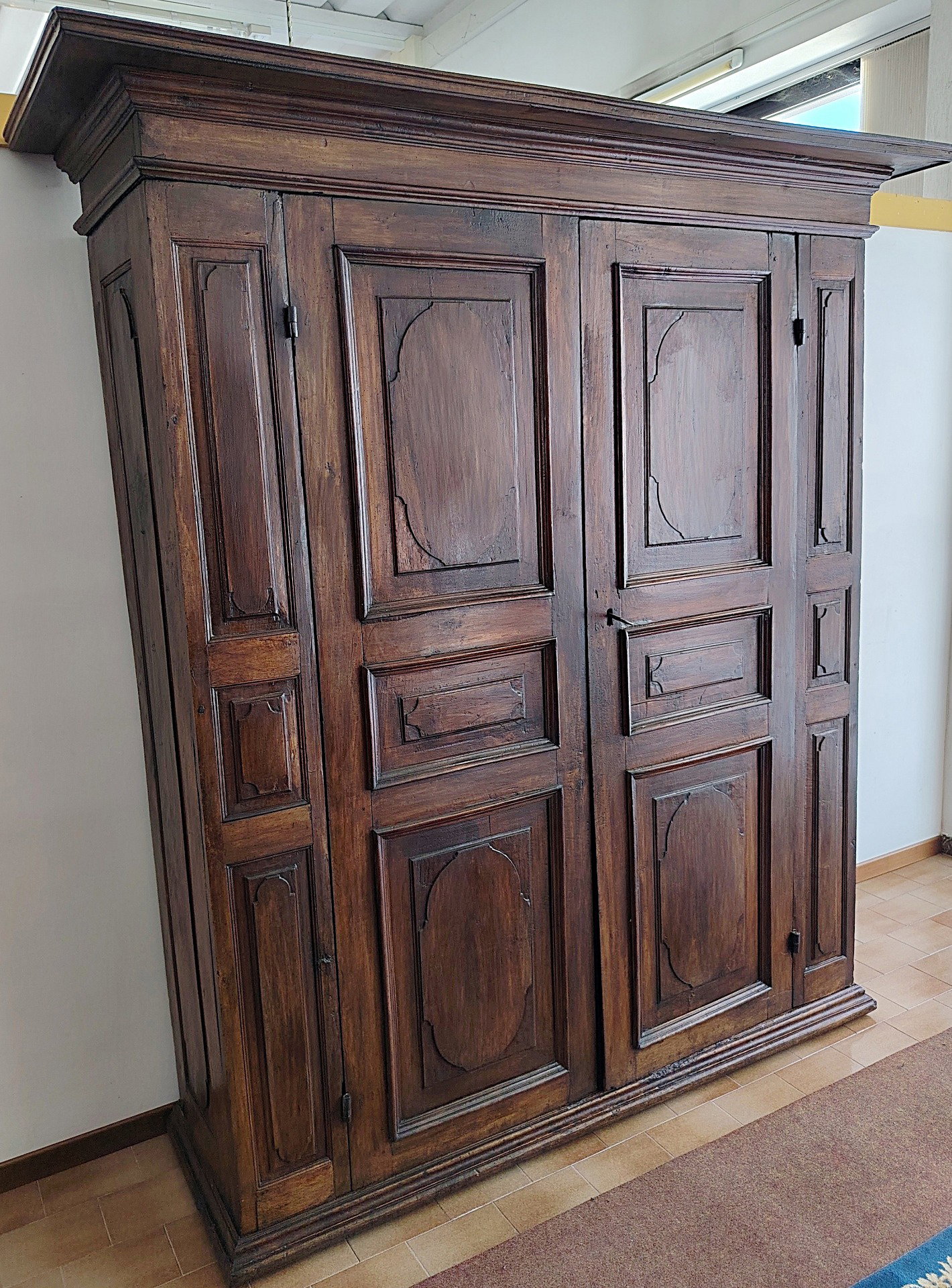 Emilianischer Barock-Kleiderschrank aus massivem Nussbaumholz – 17. Jahrhundert
